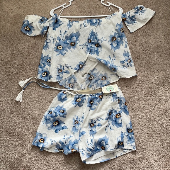 Boutique Two piece set - Picture 2 of 4